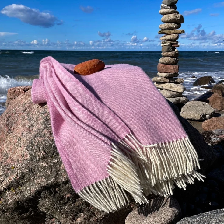 Wolldecke Plaid mit Fransen 100% Schurwolle (145x180 cm, Uni Pink) – Bild 2