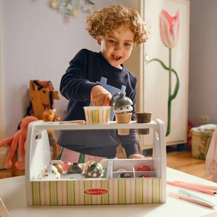 Melissa & Doug Wooden Scoop & Serve Ice Cream Counter (Play Food and Accessories, 28 Pieces, Realistic Scooper, 34.544 cm H x 21.844 cm W x 19.558 cm L) – Bild 4