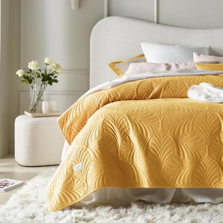ROOM99 Feel Elegante Tagesdecke in Senf 200x220 cm Vielseitige Wohndecke als Bettüberwurf oder Sofaüberwurf Überwurfdecke für Bett und Sofa Steppdecke Stil Ideal als Bedspread Velvet Samt – Bild 2
