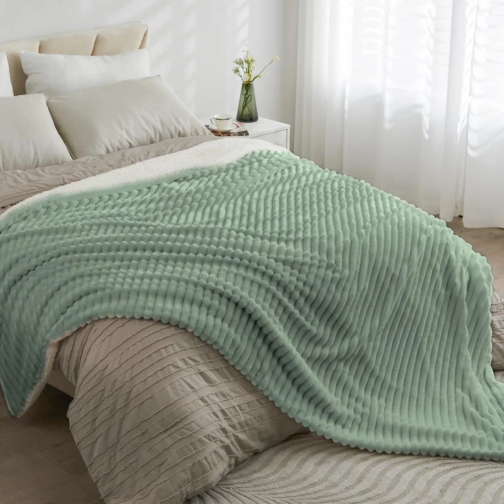 BEDELITE Kuscheldecke Flauschig Decke Groß - Dicke XXL Sherpa Decken Grün 220x240 für Bett, warme Cord Kuscheldecken Salbeigrün weiche Fleecedecke Wohndecke als Tagesdecke für Schlafzimmer – Bild 2