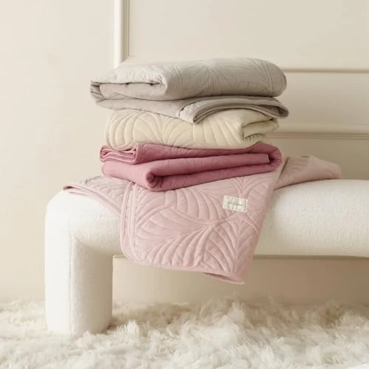 ROOM99 Feel Elegante Tagesdecke in Senf 200x220 cm Vielseitige Wohndecke als Bettüberwurf oder Sofaüberwurf Überwurfdecke für Bett und Sofa Steppdecke Stil Ideal als Bedspread Velvet Samt – Bild 7