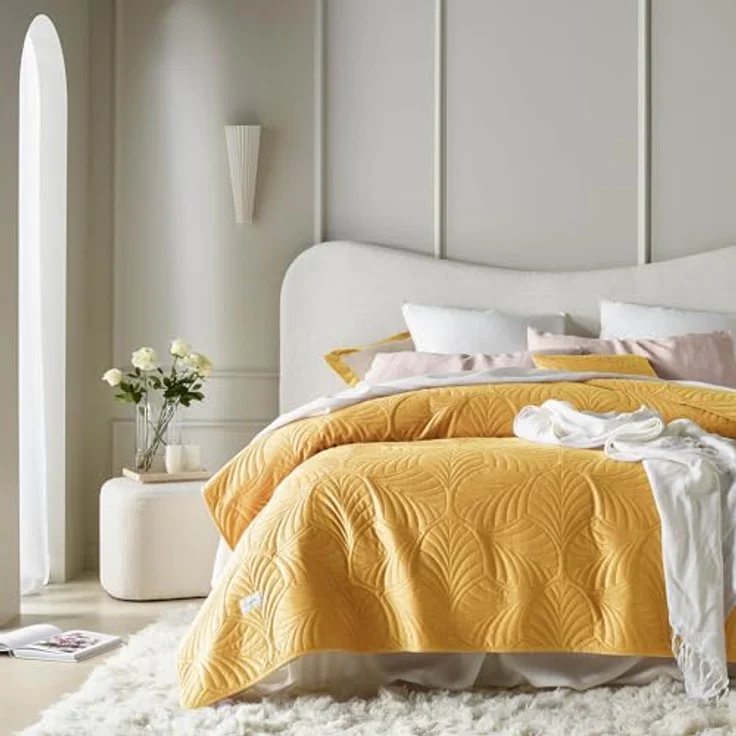 ROOM99 Feel Elegante Tagesdecke in Senf 200x220 cm Vielseitige Wohndecke als Bettüberwurf oder Sofaüberwurf Überwurfdecke für Bett und Sofa Steppdecke Stil Ideal als Bedspread Velvet Samt – Bild 6