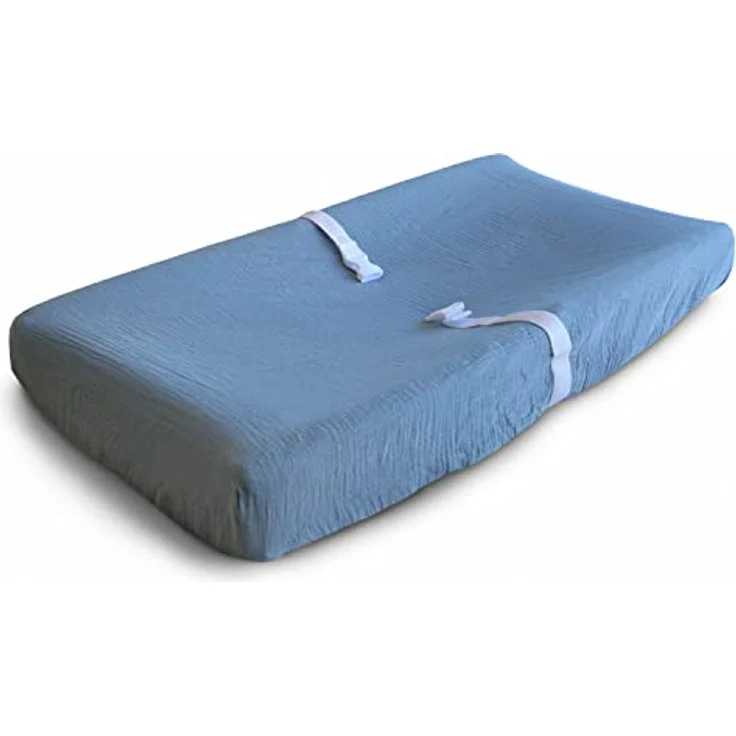 Mushie Waschbar Wickelauflagenbezug | Wickelauflagehbezug 70x45 cm, Passend für Standard-Wickelauflage | Verstellbare Sicherheitsgurte (Tradewinds) – Bild 5