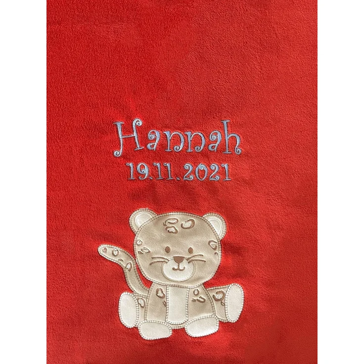 KIDDI-MEDIA Babydecke mit Name und Geburtsdatum Bestickt/kuschelig weich / 1A Qualität (Rot - Leopard) – Bild 1