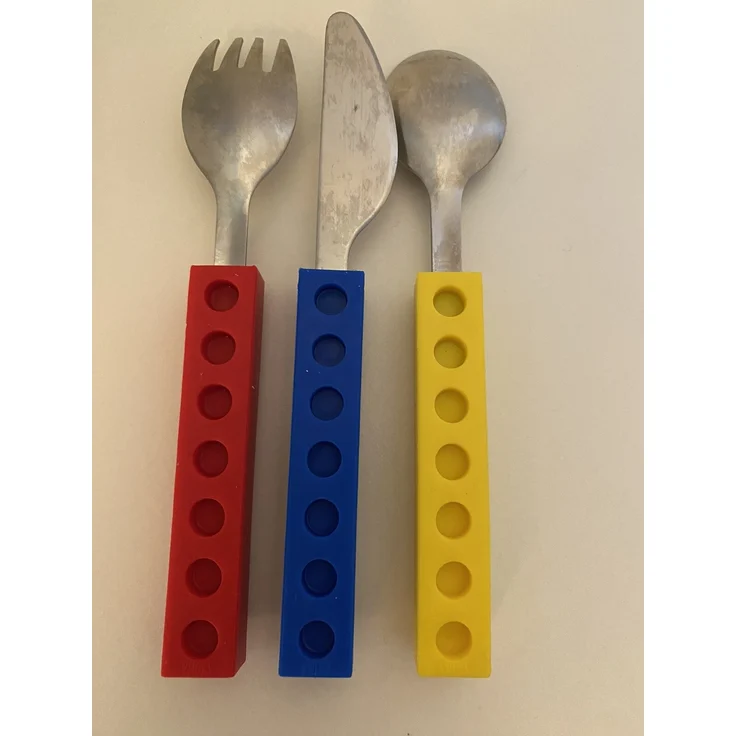 ABC Kindergeschirrset mit ineinandergreifenden Silikongriffen – Bild 2