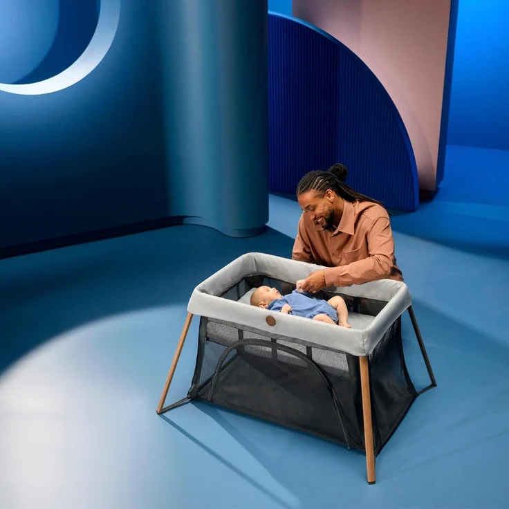 Maxi-Cosi Iris2, 2-in-1 Reisebett Baby, 0-3 Jahre, 0-15 kg, Kompaktes Reisebettchen, 2 Ebenen, Seitliches Einstiegsfenster, Faltbar & Leicht, Matratze Erweiterbar, Umweltfreundlich, Essential Graphite – Bild 8