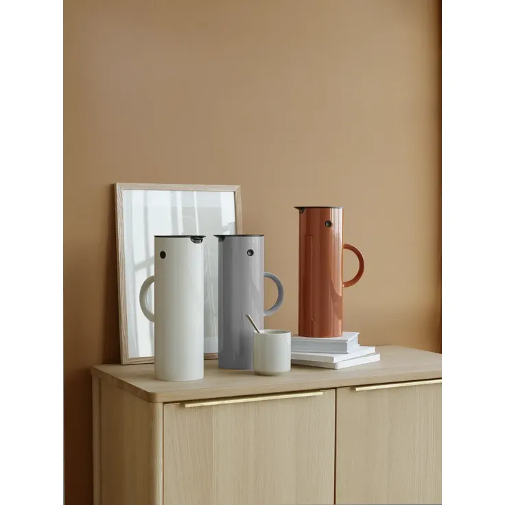 Stelton EM77 Isolierkanne 1 L soft cloud – Bild 5