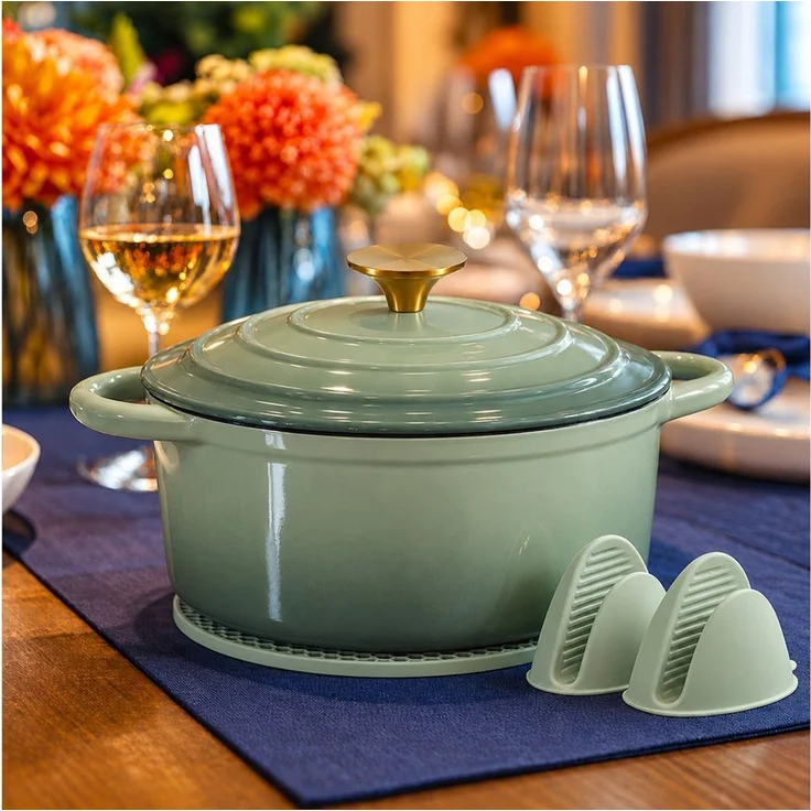 Zedelmaier Bräter Gusseisen Topf 22/24/26/28cm Incl. Silikon Topflappen Topfuntersetzer, (Set, 1 Pot mit 1 lid, 2 Ofenhandschuhe, 1 Topfuntersetzer), Backofengeeignet Induktionsgeeignet Zum Braten, Schmoren, Kochen – Bild 3