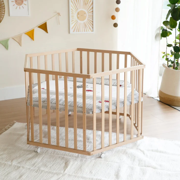 roba Laufgitter 'Adam & Eule' - Laufstall 6-eckig / hexagonal - Sicheres Spielgitter inkl. Schutzeinlage - Mobil dank Rollen - Holz natur – Bild 4