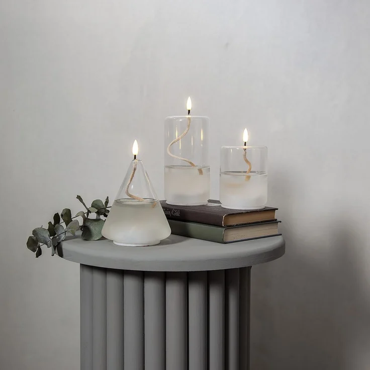 LED Kerze ,Flamme Float' im Glas, Ölkerzen-Optik, Gelkerze mit Docht, transparent, Flacker-Effekt, H 13cm, Ø 8cm – Bild 3