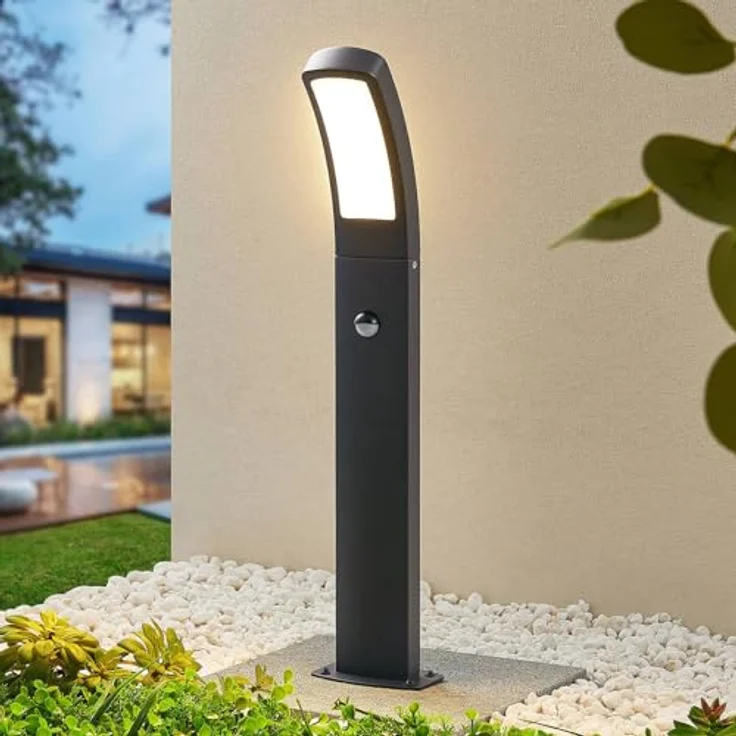 Lindby LED Außenleuchte Moshe, 1 flammig mit Bewegungsmelder, spritzwassergeschützt, schwarz, aus Aluminium, IP54, Wegeleuchte Pollerleuchte – Bild 2