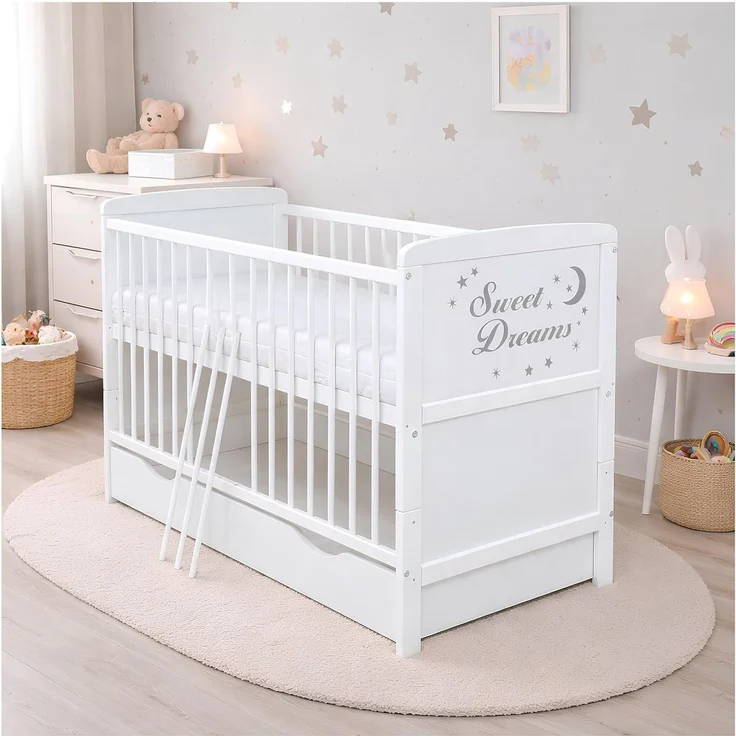 Baby-Delux Babybett Sweet Dreams Bettkasten, Kinderbett Gitterbett 140x70 weiß mit Beißschienen Schublade, Matratze – Bild 1