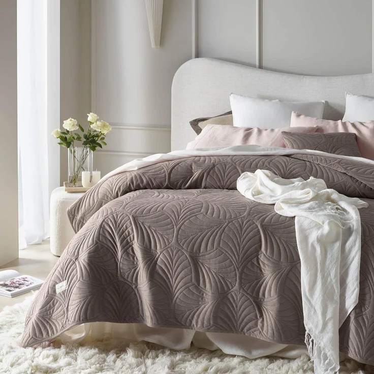 ROOM99 Feel Elegante Tagesdecke in Braun 200x220 cm Vielseitige Wohndecke als Bettüberwurf oder Sofaüberwurf Überwurfdecke für Bett und Sofa Steppdecke Stil Ideal als Bedspread Velvet Samt – Bild 1