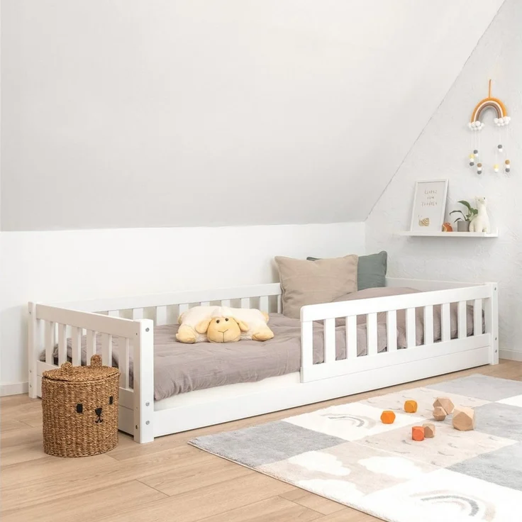 Ehrenkind Kinderbett Bodenbett aus aus massivem Kiefernholz mit Rausfallschutz (Hochwertiges Kinderbett aus FSC® zertifziertem Holz / Bodenbett in 90x200, Montessori Kinderbett 90x200cm), Bodenbett 90x200 cm, aus FSC zertifiziertem Holz – Bild 1