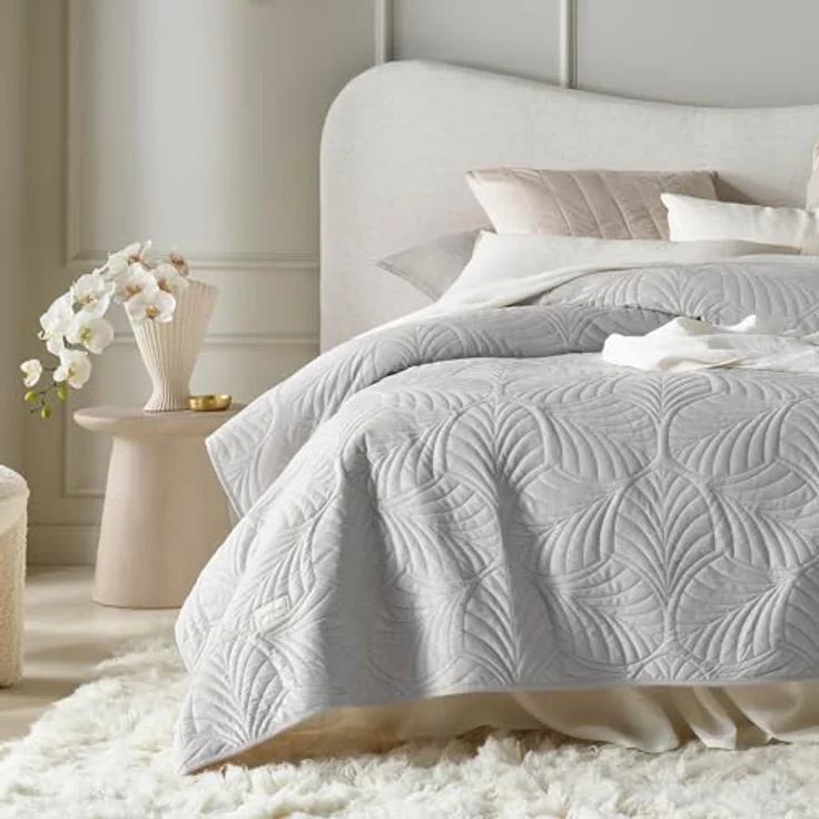ROOM99 Feel Elegante Tagesdecke in Hellgrau 170x210 cm Vielseitige Wohndecke als Bettüberwurf oder Sofaüberwurf Überwurfdecke für Bett und Sofa Steppdecke Stil Ideal als Bedspread Velvet Samt – Bild 6