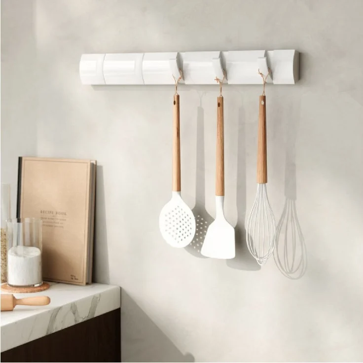 Umbra Flip Wandgarderobe aus Holz mit 5 Haken – Weiss/Weiss – Bild 4