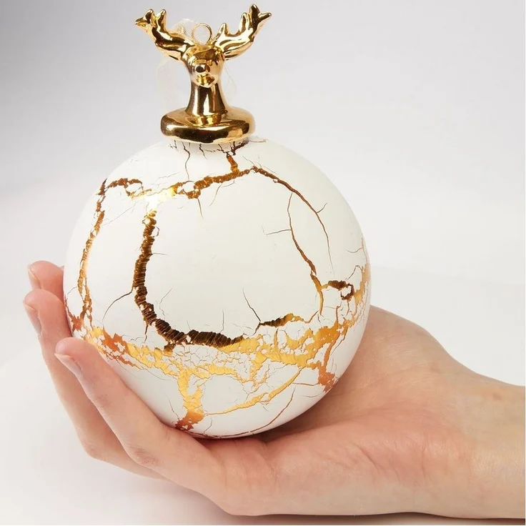 BRUBAKER Weihnachtsbaumkugel Premium Weihnachtskugel Hirsch auf Marmor Kugel Weiß Gold (1 St), 10 cm Baumkugel mit Hirschkopf Figur - Glas Dekoration in Marmor-Optik – Bild 3