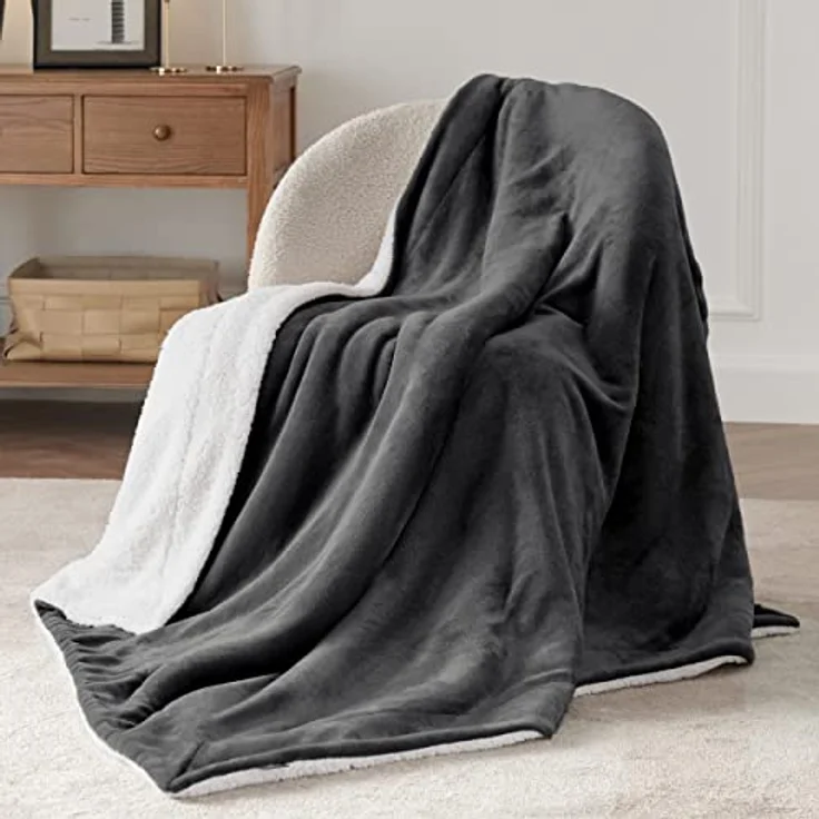 BEDSURE Decke Sofa Kuscheldecke Anthrazit - warm Sherpa Sofaüberwurf Decke, Dicke Sofadecke Couchdecke, 150x200 cm XL Flauschige Wohndecke für Couch – Bild 4