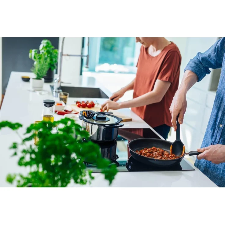 Fiskars Functional Form Kochlöffel mit Silikonkante, Rührlöffel, Kochzubehör, 1027299 – Bild 4