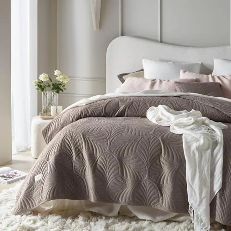 ROOM99 Feel Elegante Tagesdecke in Braun 170x210 cm Vielseitige Wohndecke als Bettüberwurf oder Sofaüberwurf Überwurfdecke für Bett und Sofa Steppdecke Stil Ideal als Bedspread Velvet Samt – Bild 2