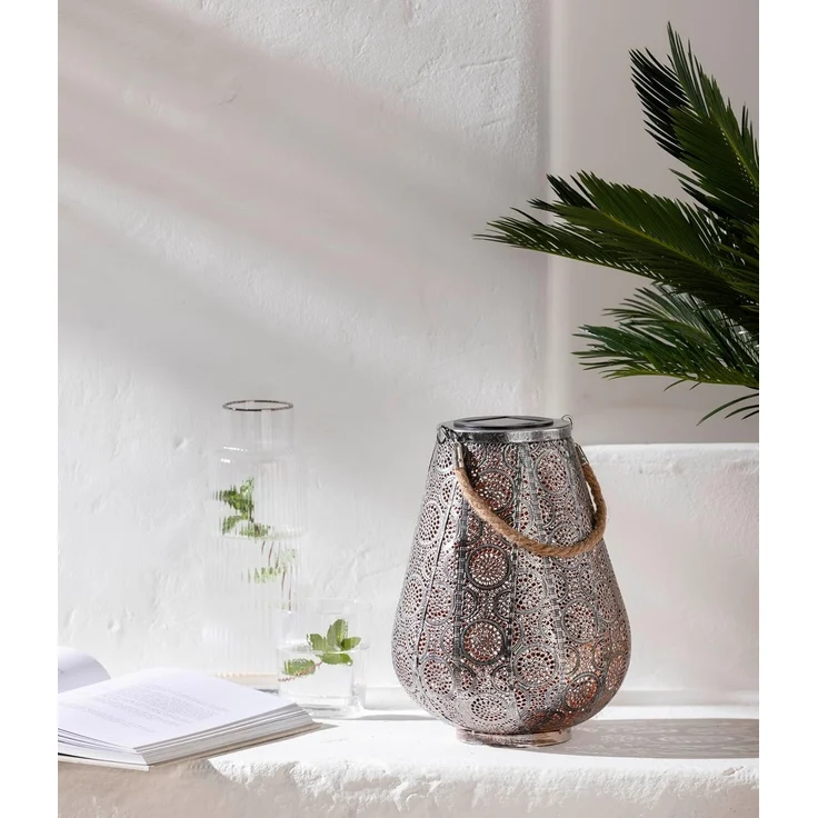 Dehner Solar-Laterne Scala, Ø 20 cm, Höhe 25 cm, Metall/Kunststoff, Lichtfarbe warmweiß, grau/silber – Bild 6