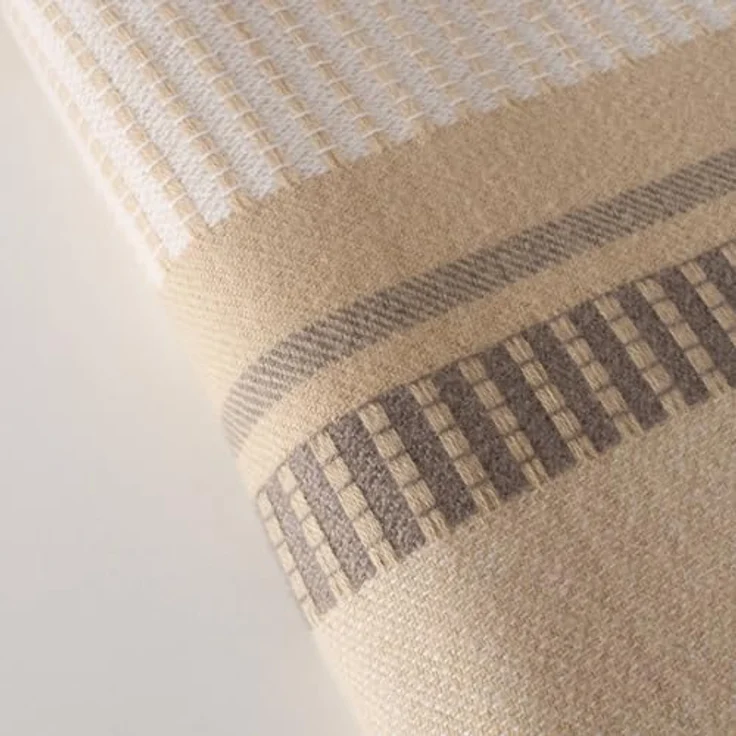Boltze Home Kuscheldecke Hazel, Beige, 130x160 cm, Polyester mit stilvollen Fransen, pflegeleicht und vielseitig einsetzbar – Bild 2