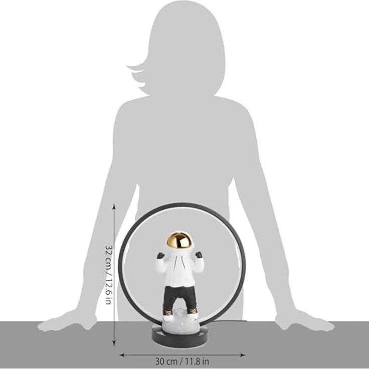 BRUBAKER LED Tischleuchte Astronaut mit Hoodie und Gold verchromtem Helm in Anime Pose, mit indirekter Beleuchtung und USB-C Stecker, LED fest integriert, 33 cm Tischlampe mit LED-Ring - Handbemalte Weltraum Nachttischlampe – Bild 7