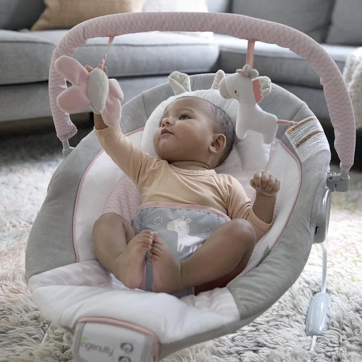 Ingenuity, Babywippe mit Vibration und 8 Melodien, Flora the Unicorn - abnehmbare spielbogen, gepolsterter Kopfstütze, Sicherheitsgurt, Babysitz ,Lautstärkeregler, grau / rosa, ab der Geburt bis 9kg – Bild 2