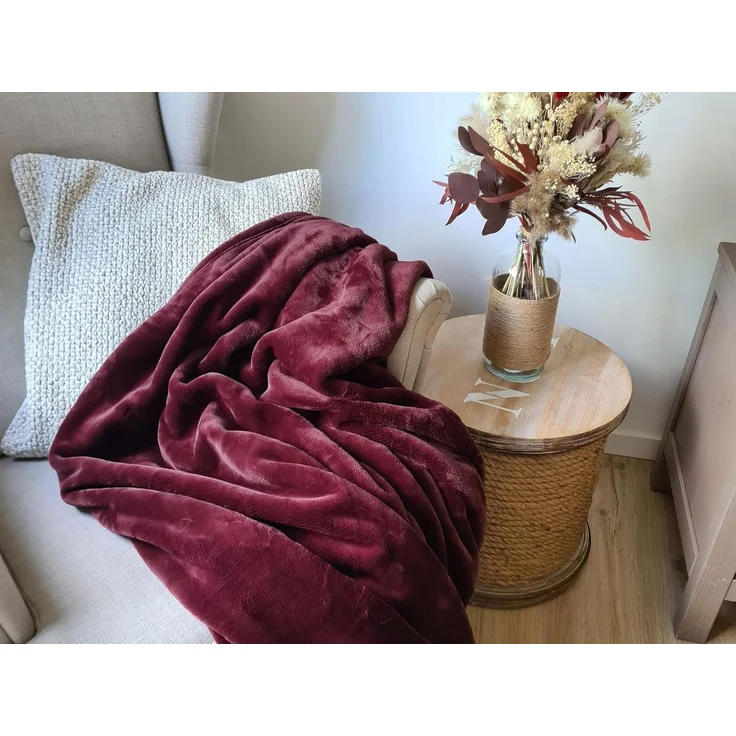 ZOLLNER Kuscheldecke super flauschig, 150x200 cm, dunkelrot (bordeaux), 100% Polyester – Bild 4