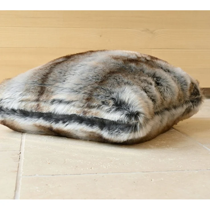 Wohnen und Accessoires GmbH & Co. KG Dekokissen Fellkissen (Kunstfell) Wolf grau-braun in 45x45cm – Bild 3