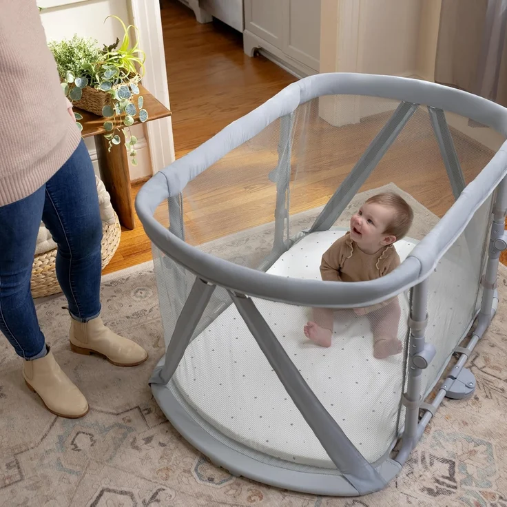 Ingenuity Dream Retreat 3-in-1 Tragbarer Stubenwagen und Spielplatz, einfache 3-stufige Faltung, inklusive Lichtblockierschirm für drinnen und draußen, UPF 50+, Matratze und Bettlaken, 0-36 Monate – Bild 19