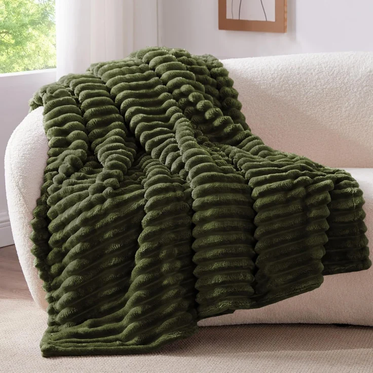 BEDELITE Kuscheldecke Flauschig Decke Klein - weiche Flanell Decken Olivgrün 125x150 für Sofa, Deko Streifen Cord Fleecedecke als Sofaüberwurf für Wohnzimmer, Throw Blanket Wide Use