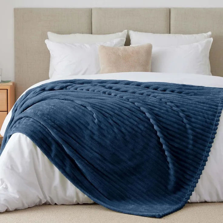 BEDELITE Kuscheldecke Flauschig Decke Groß - weiche Flanell Decken Blau 220x240 für Bett, Deko Streifen Cord Fleecedecke Marineblau als Tagesdecke für Schlafzimmer, XXL Blanket Wide Use