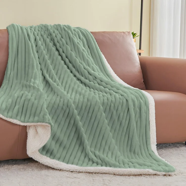 BEDELITE Kuscheldecke Flauschig Decke Klein - Dicke Sherpa Decken Grün 125x150 für Sofa, warme Cord Kuscheldecken Salbeigrün weiche Fleecedecke Wohndecke als Sofaüberwurf für Wohnzimmer – Bild 3