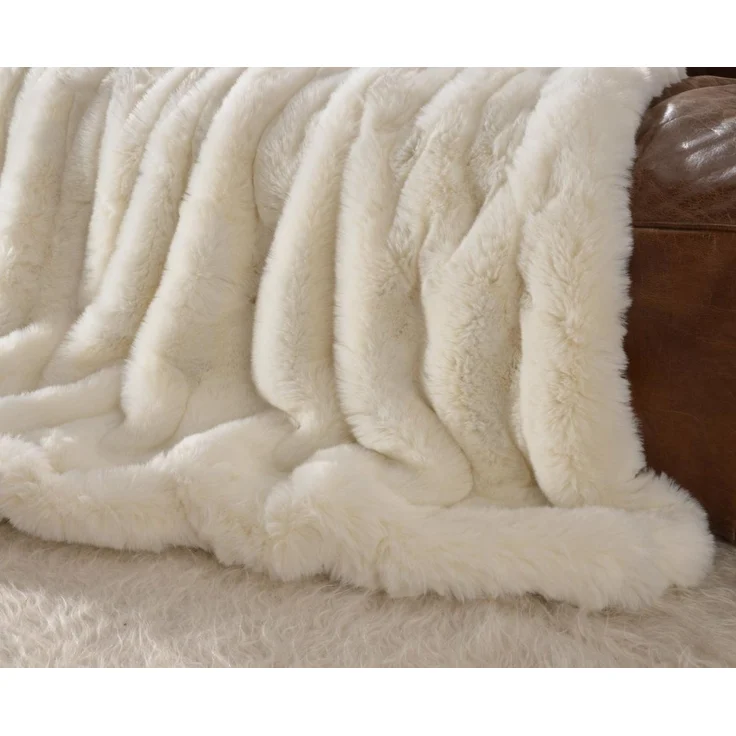 Wohndecke Premium Felldecke (Kunstfell) "Kaninchen creme-weiß", Wohnen und Accessoires GmbH & Co. KG, Pelzoptik – Bild 3