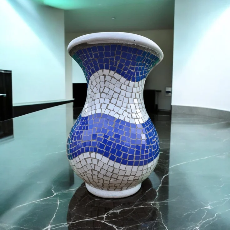 Magnolia M Vase– Wellenförmiges Mosaikdesign Blau – Höhe 60 cm – Ø 38 cm – Handgefertigt aus Beton & Keramik-Mosaik – Bild 3