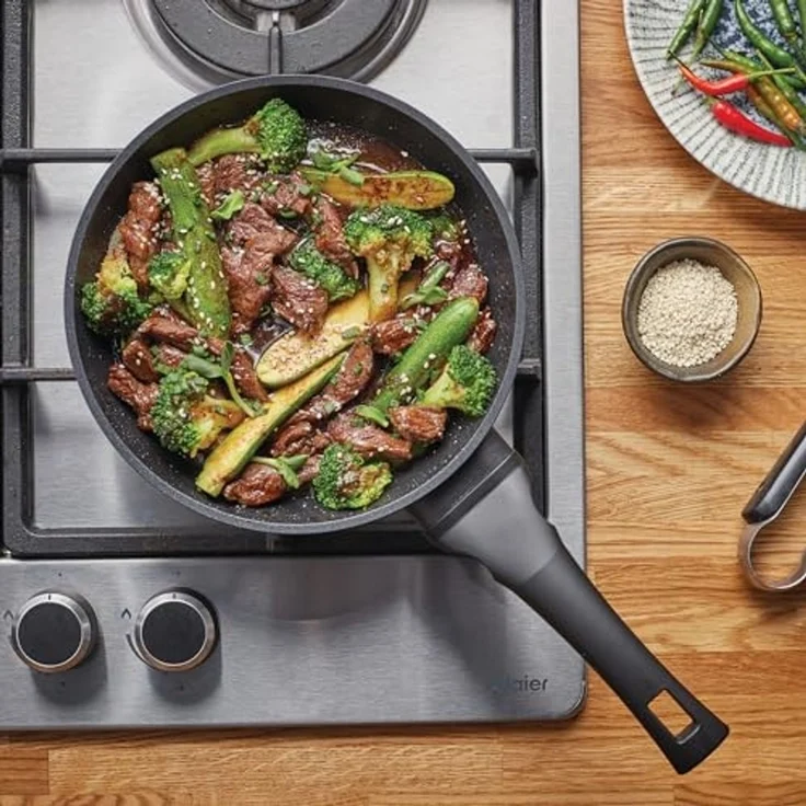 RESTO Kitchenware Bratpfanne Sagitta, Pfanne antihaftbeschichtet - non stick frying pan, Aluminium (1-tlg), mit einem ergonomischen, weichen Griff mit Hängeschlaufe – Bild 6
