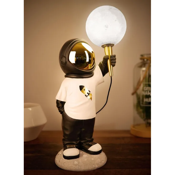 BRUBAKER LED Nachttischlampe Astronauten Tischlampe - 46 cm Weltraum Tischleuchte, mit USB-C Stecker, LED fest integriert, Handbemalte Dekofigur Statue mit Mond Lampe - Gold und Schwarz