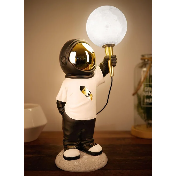 BRUBAKER LED Nachttischlampe Astronauten Tischlampe - 46 cm Weltraum Tischleuchte, mit USB-C Stecker, LED fest integriert, Handbemalte Dekofigur Statue mit Mond Lampe - Gold und Schwarz