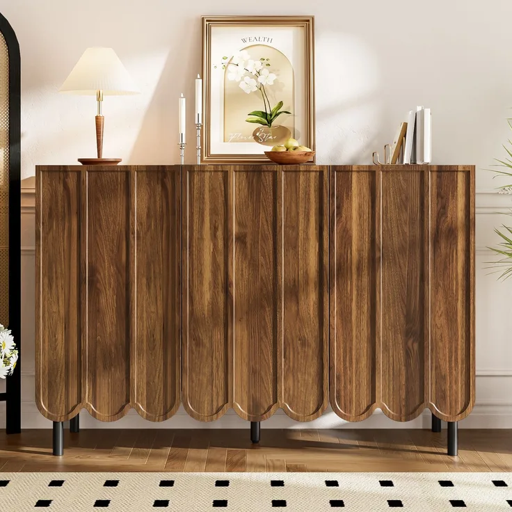 Modernes holzfarbenes Sideboard mit Wellentüren – 120x35x80 cm – grifflos, verstellbare Regale – Stauraum für Wohnzimmer, Flur & Esszimmer