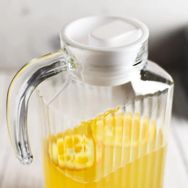 Glaskaraffe 1,8 Liter mit Deckel & Henkel – Saftkrug mit strukturierter Oberfläche – Wasserkaraffe aus Glas, tropffreier Ausgießer, spülmaschinengeeignet – für Wasser, Saft & Getränke – Bild 3
