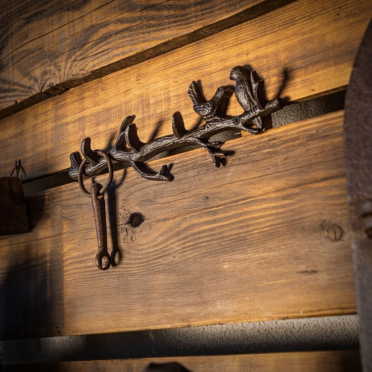KADAX Hakenleiste aus Gusseisen 31,5 x 10,5 cm, rustikale Wandgarderobe im Ast-Design mit 2 Vögeln, Garderobenleiste zur Wandmontage, Garderobe Wandhaken (Braun) – Bild 2