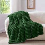 BEDELITE Kuscheldecke Flauschig Decke 150x200 - weiche XL Flanell Decken Grün für Couch, Deko Streifen Cord Fleecedecke Dunkelgrün als Couch Überwurf für Wohnzimmer, Twin Blanket Wide Use