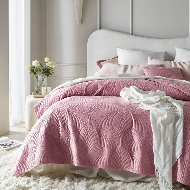 ROOM99 Feel Elegante Tagesdecke in Rosa 170x210 cm Vielseitige Wohndecke als Bettüberwurf oder Sofaüberwurf Überwurfdecke für Bett und Sofa Steppdecke Stil Ideal als Bedspread Velvet Samt – Bild 1
