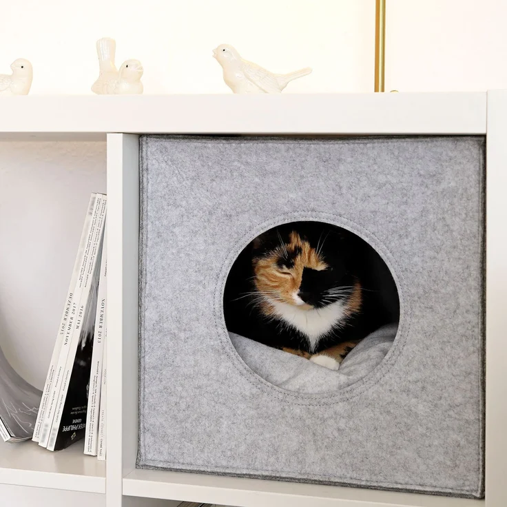 lionto Katzenhöhle, Regaleinsatz & Katzenbett in einem, aus robustem Filz mit weichem Kissen, 33x37x33 cm, hellgrau – Bild 3