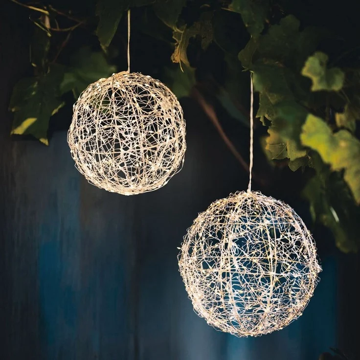 Dekoleidenschaft LED Kugelleuchte "Glow" Kugel aus Metall silber, 200 / 300 LED, 2er Set Leuchtkugel, Timer, LED fest integriert, Dekokugel mit Timer, Ø 20 & 25 cm, Outdoor Weihnachtsdeko, Gartendeko – Bild 1