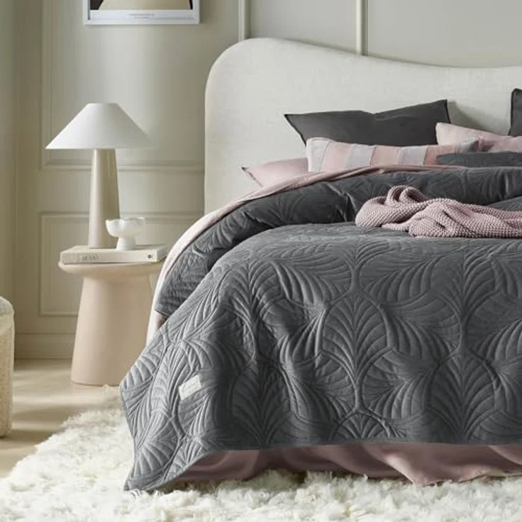 ROOM99 Feel Elegante Tagesdecke in Dunkelgrau 200x220 cm Vielseitige Wohndecke Bettüberwurf oder Sofaüberwurf Überwurfdecke für Bett und Sofa Steppdecke Stil Ideal als Bedspread Velvet Samt – Bild 4