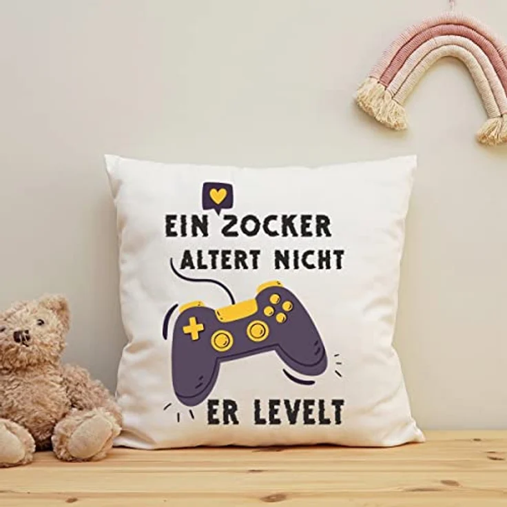 GRAVURZEILE Zierkissen mit Spruch - Ein Zocker altert nicht er levelt - Lustiges Geschenk -, starke Farben ohne verblassen, Maschinenwäsche geeignet - mit Füllung – Bild 6