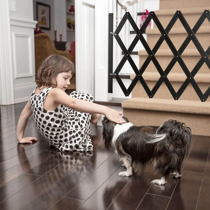 Relaxdays Hundeabsperrgitter ausziehbar bis 126 cm, 70-82 cm hoch, Bambus, Hunde Schutzgitter, für Treppe & Tür, Schwarz – Bild 3