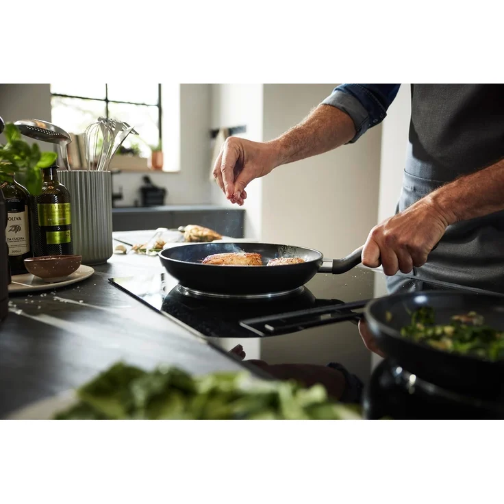 Fissler Bratpfanne Pfanne Essential, Aluminium (1-tlg), Made in Germany, HERGESTELLT OHNE PFAS/PTFE, KERAMIK-BESCHICHTET – Bild 5